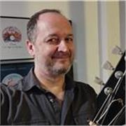 Offro lezioni di chitarra per ogni età e per ogni livello, adattandomi alle esigenze dell'allievo/a. Professionalità ed empatia. 