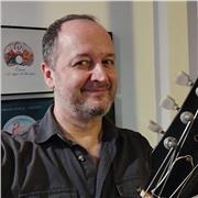 Offro lezioni di chitarra per ogni età e per ogni livello, adattandomi alle esigenze dell'allievo/a. Professionalità ed empatia.