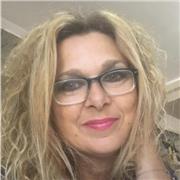 Diplomata in chimica industriale, impartisce lezioni private di italiano, matematica, chimica, francese, a ragazzi delle medie