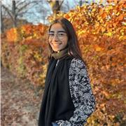 Estudiante de biomedicina que imparte clases de biología a estudiante de ESO y bachillerato