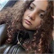 neodiplomata di un liceo linguistico che impartisce lezioni per materie umanistiche per ragazzi di scuola superiore/ medie