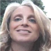 Docente di psicologia impartisce lezioni inerenti a psicologia clinica per studenti liceali e/o universitari