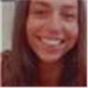 studentessa universitaria impartisce lezioni di matematica e altro a studenti delle medie