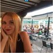 Graduada en Filología Hispánica y Filología Clásica da clases de Lengua Castellana y Literatura, Latín o Griego