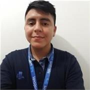 Profesor de informatica en apoyo a alumnos principiantes