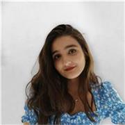 Profesora de inglés imparte clases a todos los niveles