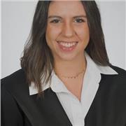 Me defino como una educadora y pedagoga apasionada por mi trabajo, a la que le gustan mucho los niños y disfruta acompañarlos