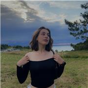 Soy Lucia, una estudiante de 2 de bachiller cuento con el FCE y el CAE, llevo hablando y dando clases de inglés desde 1 de bachiller y las actividades de mi tiempo libre siempre intento hacerlas en ingles como ver películas, leer, escuchar música,…