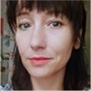 Doświadczony nauczyciel z wieloletnim stażem prowadzi zajęcia dla dzieci i młodzieży w każdym wieku i na każdym poziomie