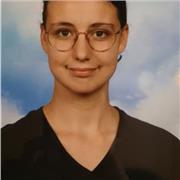 Lycéenne qui souhaite aider des élèves en anglais afin qu'ils/elles progressent