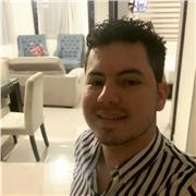 El docente imparte clases de solfeo, armonía, piano, guitarra, historia de la música y desarrollo auditivo