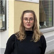 Mit meiner sehr guten Matura und praktischer Erfahrung aus England helfe ich Kindern dabei, ihr Englisch online zu verbessern.