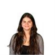 Soy una profesional apasionada y dedicada y le estaría dando clases a personas interesadas en aprender inglés. 