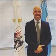 Profesor de Derecho que imparte clases a estudiantes de grado y posgrado