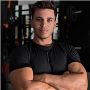 Entrenador personal certificado por la NSCA, con más de 10 años en el fitness. Especializado en mejorar fuerza, agilidad y condici