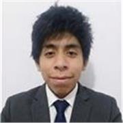 Profesor de literatura imparte clases a alumnos de nivel preuniversitario