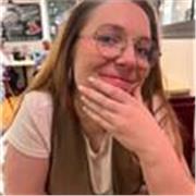 Estudiante de Estudios Hispanicos con una experiencia de tres años dando clase a menores de edad con dificultades en el español. 