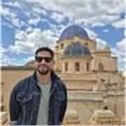 Profesor de historia y geografía imparte clases a niños y jovenes