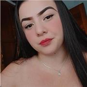 Profesora de matemáticas basicas imparte clases a niños de primaria