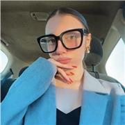 Diplomata in grafica e comunicazione disponibile per aiutare nelle materie italiano e storia