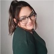 Estudiante universitaria da clase a a niños de primaria de matemáticas, lengua y conocimiento del medio