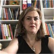 Docente di filosofia e scienze umane impartisce lezioni di italiano a stranieri