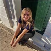 Professeure proposant plusieurs techniques et outils autour du monde de l'art et du design !