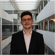 Diplomato del Liceo Classico Europeo e laureato all'Università Commerciale Luigi Bocconi. Background umanistico e scientifico