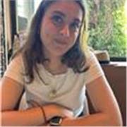 Profesora de universidad ofrece clases de repaso de inglés