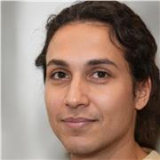 Engagierter Latein-Nachhilfelehrer mit Begeisterung für die lateinische Sprache bietet professionellen Unterricht für Schülerinnen und Schüler