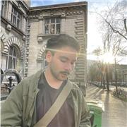 Jeune étudiant de langue près à faire des cours particuliers en espagnol et en anglais