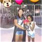 Profesora de primaria e infantil mediante el juego