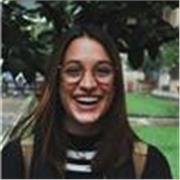 Studentessa universitaria con certificazione C1 d'inglese presso la Cambridge University