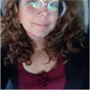 Profesora de Química que imparte clases a estudiantes de edad adolescente y adultos