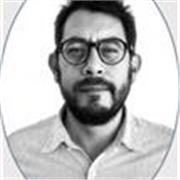 Profesor de dibujo artístico da clases a niños desde 8 años hasta adultos mayores