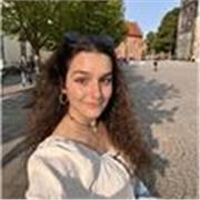 Ho 26 anni e vivo all'estero da 3, usando l'inglese come prima lingua. Offro lezioni/ conversazioni in inglese online. 