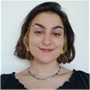 Profesora de inglés da clases a alumnos de todas las edades