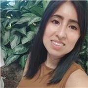 Profesora de matemáticas que imparte clases a niños del nivel primaria