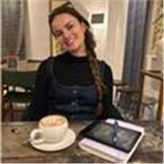 Profesora titulada en educación con experiencia enseñando inglés, francés y español a niños, adolescentes y adultos