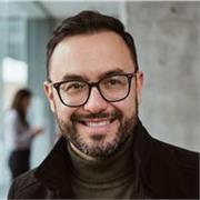 Escritor y estratega de contenido apasionado por enseñar el arte de conectar marcas con audiencias mediante el copywriting, el UX 