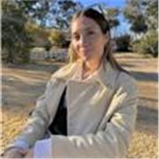 Nativa de español, enseñó a niños y adolescentes