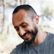 Soy un experto en diseño gráfico y tecnología, enseñando a estudiantes a aplicar habilidades modernas en proyectos creativos