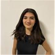 Ragazza di prima superiore offre un aiuto con i compiti ai bambini delle elementari o delle medie