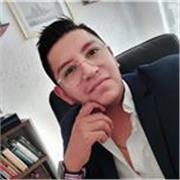 Docente de psicología y terapeuta titulado, con maestría por la UNAM