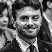 Abilitato all’esercizio della professione forense, impartisce lezioni private di materie umanistiche