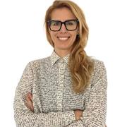 An English teacher with a degree in pedagogy and over 15 years of teaching experience