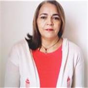La profesora imparte clase a niñas y niños de 3 años a 10 años
