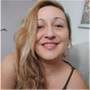 Profesora de apoyo escolar especializada en clases individualizadas, adaptadas a las necesidades de cada persona
