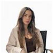 Profesional enfocada en psicología dirigida a niños y adolescentes. 