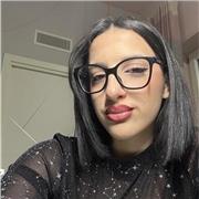 Studentessa universitaria, ti aiuto con i tuoi compiti!